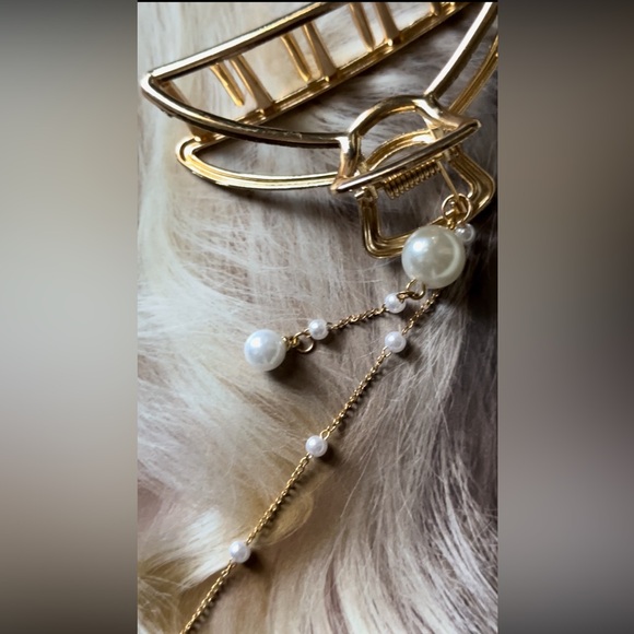 Gold Claw Clip With Pearl Hair Accessory - Picture 5 of 5
